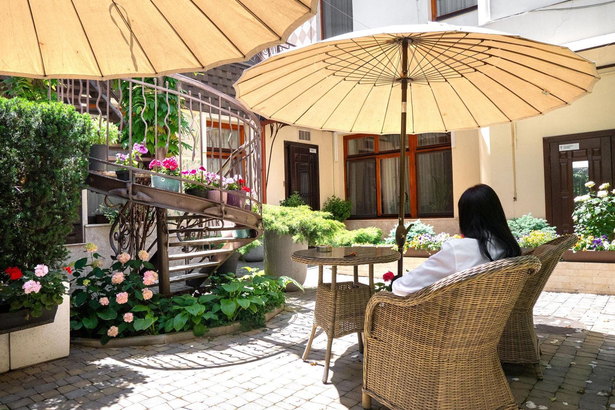 Shato Luxe Odesa Exterior photo
