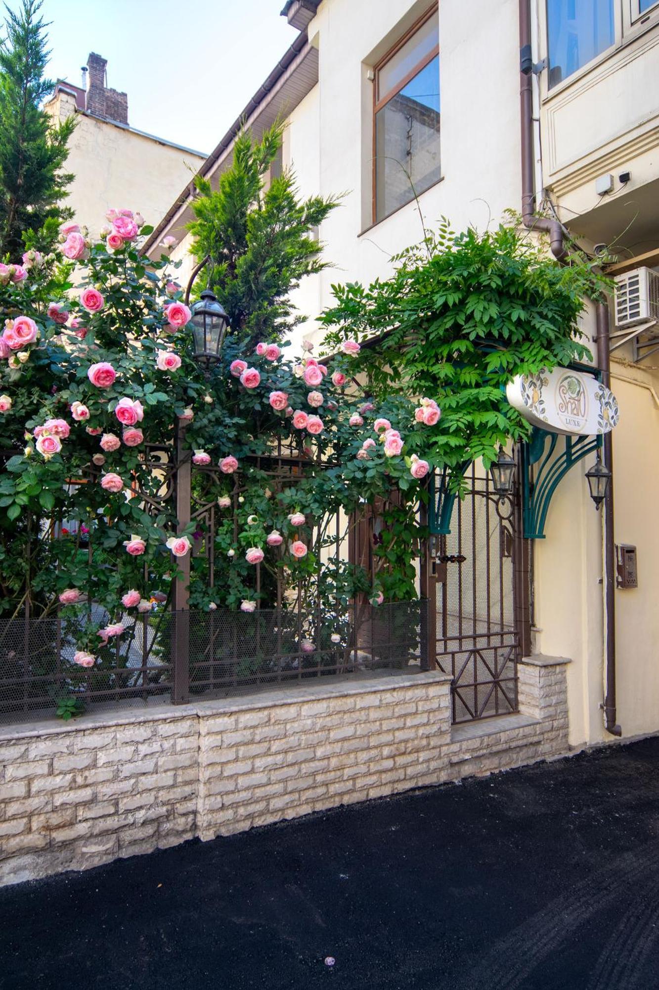 Shato Luxe Odesa Exterior photo